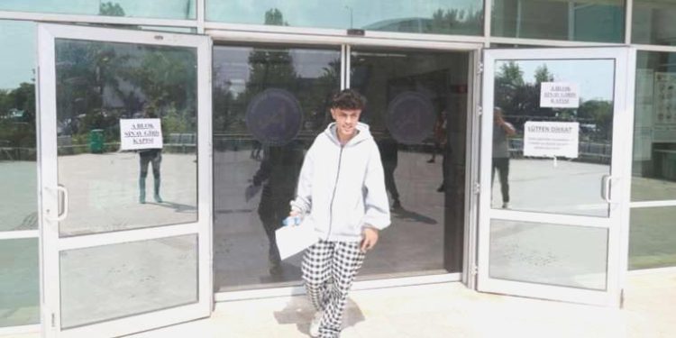 İmtihana 5 dakikayla geç kaldı, ‘Seneye bir daha gireriz ölümlü dünya’ dedi