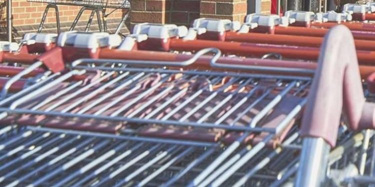 İngiliz askerler geçinmek için besin bankalarından alışveriş yapıyor