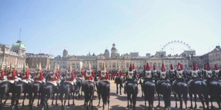 İngiliz muhafız merasimde sıcaktan bayıldı