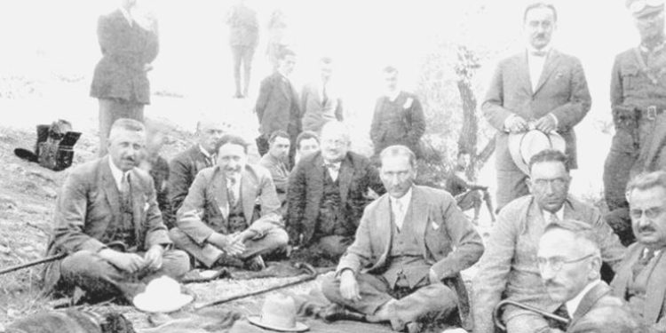 Işık Kansu, fotoğraf standıyla Ankaralılarla buluşacak: ‘Fotoğraflarla Cumhuriyet Kurucuları’