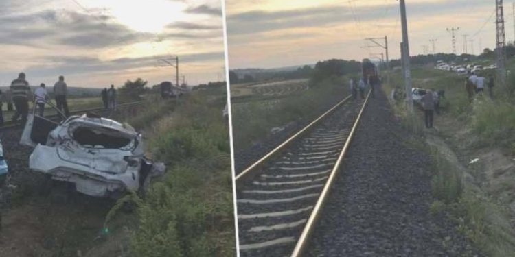 İstanbul Çatalca’da feci kaza: Yolcu treni hemzemin geçitte arabaya çarptı