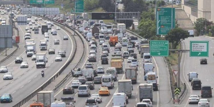 İstanbul’da tatil hareketliliği: Kentin birçok noktasında trafik yoğunluğu yaşanıyor