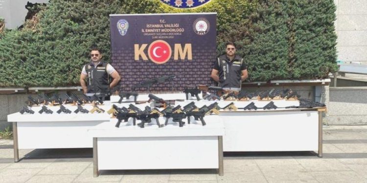 İstanbul’daki kabahat örgütlerine silah satan şebekeye operasyon: 12 gözaltı