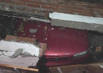 İstinat duvarı çöktü, 6 araç altında kaldı