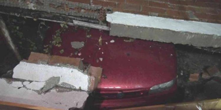 İstinat duvarı çöktü, 6 araç altında kaldı