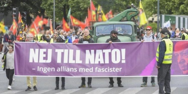 İsveç’te terör örgütü destekçileri yeni terör yasasını protesto etti