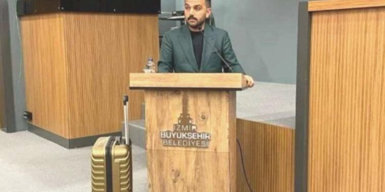 İzmir Büyükşehir Belediye meclisinde gerginlik: AKP’li üye CHP’li üyeyi yere düşürdü