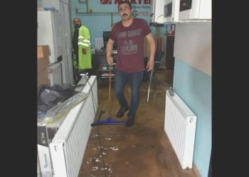 İzmir’de Sağanak: İş Yerlerini Su Bastı