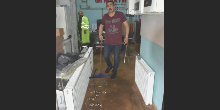 İzmir’de Sağanak: İş Yerlerini Su Bastı