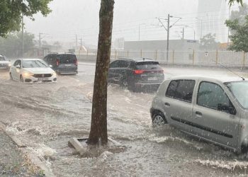 İzmir’de sağanak yüzünden yollar göle döndü, şoförler sıkıntı anlar yaşadı