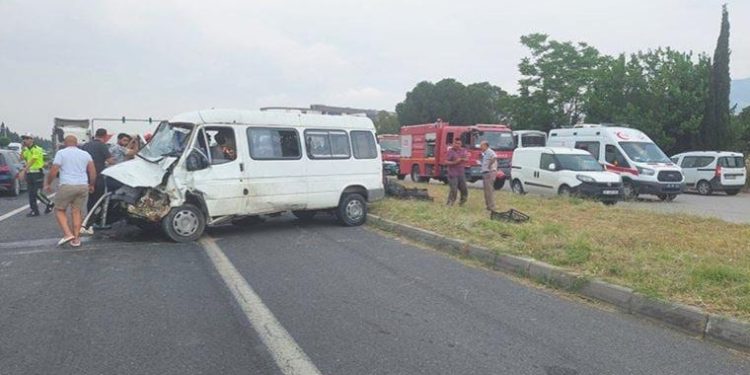 İzmir’de zincirleme trafik kazası: 5 kişi yaralandı