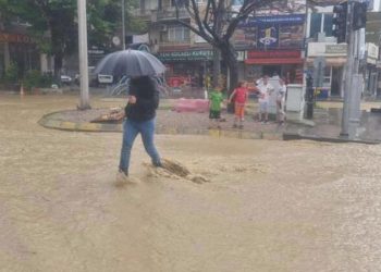 İzmit’te sağanak tesirli oldu: Dere taştı, cadde su altında kaldı