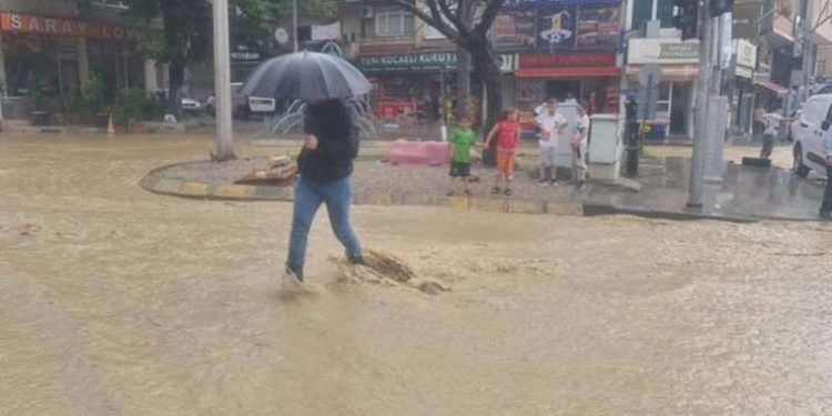 İzmit’te sağanak tesirli oldu: Dere taştı, cadde su altında kaldı