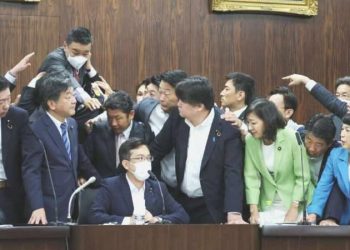 Japonya Ulusal Meclisi’nde yumruklar havada uçuştu