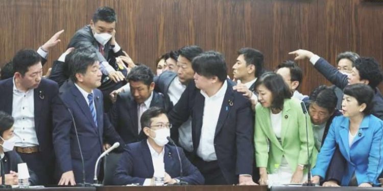 Japonya Ulusal Meclisi’nde yumruklar havada uçuştu