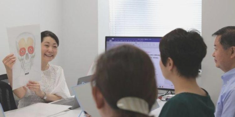 Japonya’da gülümsemeyi unutanlar eğitim alıyor