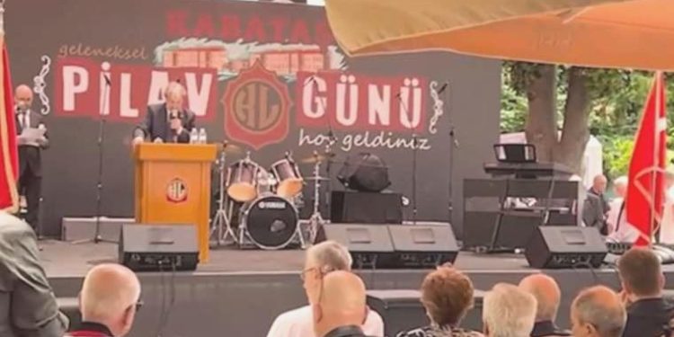 Kabataş Erkek Lisesi mezunları okul müdürünü protesto etti