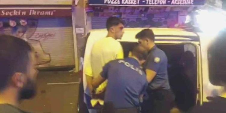 Kadıköy’de bir müşteri yerin güvenlik görevlisini bıçakladı