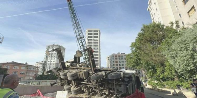 Kadıköy’de metro şantiyesinde vinç devrildi