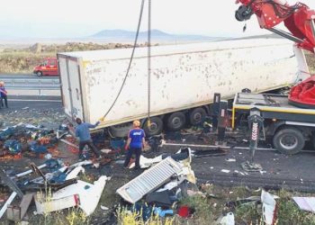 Kamyon park halindeki kamyona çarptı: 1 kişi hayatını kaybetti, 2 kişi yaralandı