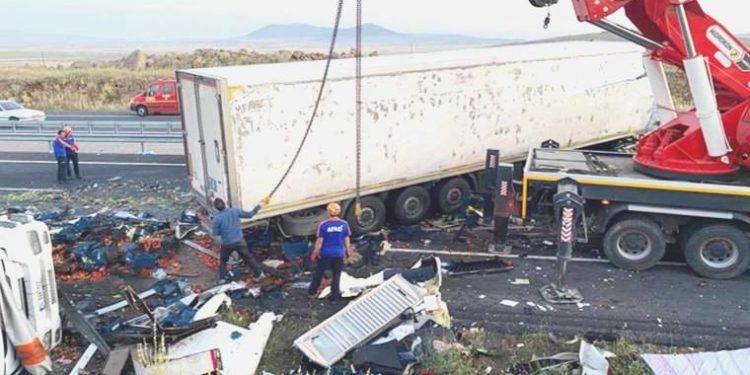 Kamyon park halindeki kamyona çarptı: 1 kişi hayatını kaybetti, 2 kişi yaralandı