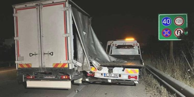 Kamyonet evvel servise akabinde çekiciye çarptı: 1 meyyit, 2 yaralı