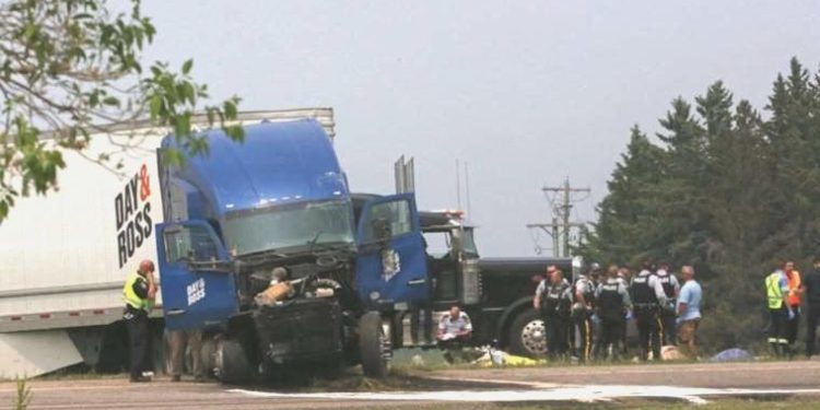 Kanada’da feci kaza: Minibüs ile tır çarpıştı, en az 10 kişi öldü