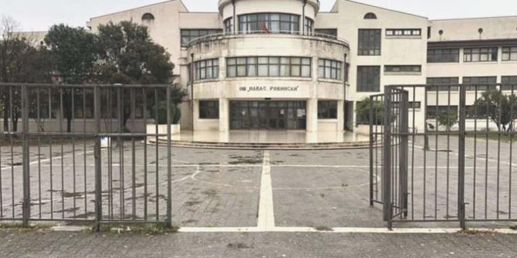 Karadağ’da ‘Bomba ihbarı’ nedeniyle kurumlar boşaltıldı