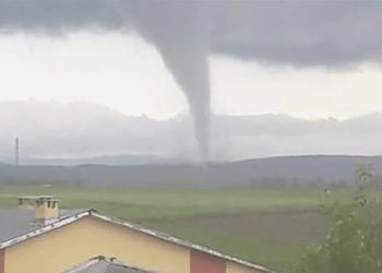 Kars’ta Hortum Dehşeti: Çatılar Havada Uçtu