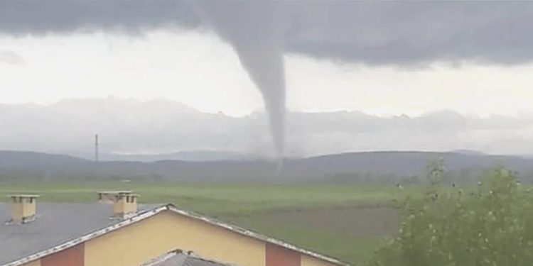 Kars’ta Hortum Dehşeti: Çatılar Havada Uçtu