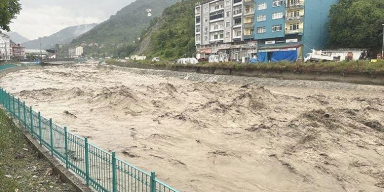 Kastamonu’nun İnebolu ilçesinde şiddetli yağış nedeniyle okullar tatil edildi