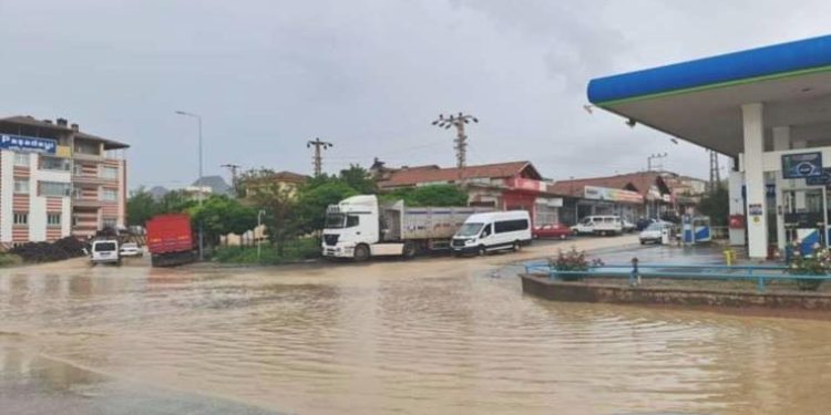 Kayseri-Niğde yolu sel nedeniyle ulaşıma kapandı