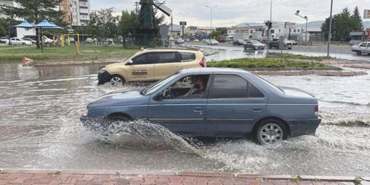 Kayseri’de sağanak tesiri gösterdi: Su taşkınları meydana geldi!