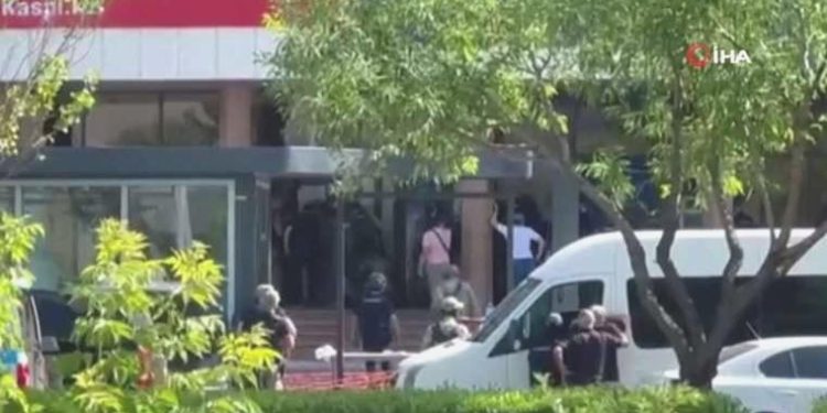 Kazakistan’da bankaya giren silahlı saldırgan 7 kişiyi rehin aldı