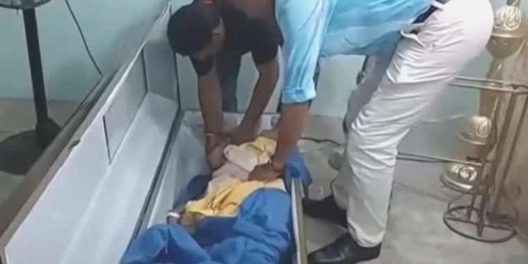 Kendi cenaze merasiminde canlanan bayan öldü