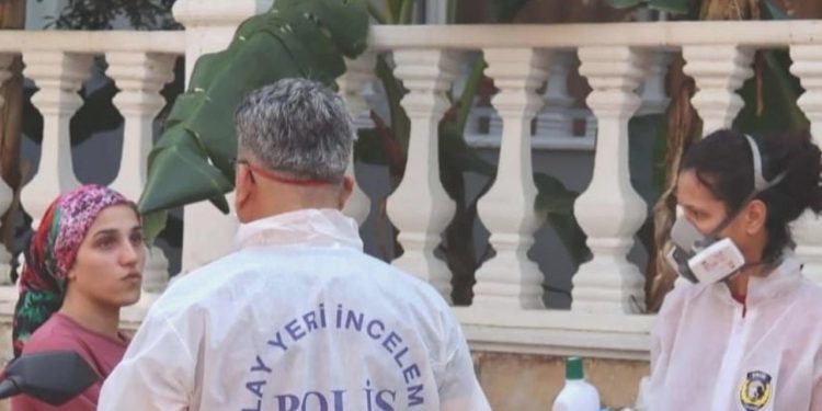 Kiracılar çıkmayınca daireye biber gazı sıktı! 2’si çocuk 5 kişi hastanelik oldu