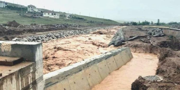 Kırıkkale’de yağışlar devam ediyor: Dereler taştı toprakları su bastı