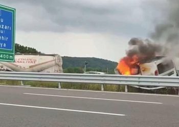 KMO’da korkutan kaza: Araç bariyerlere çarparak alev aldı
