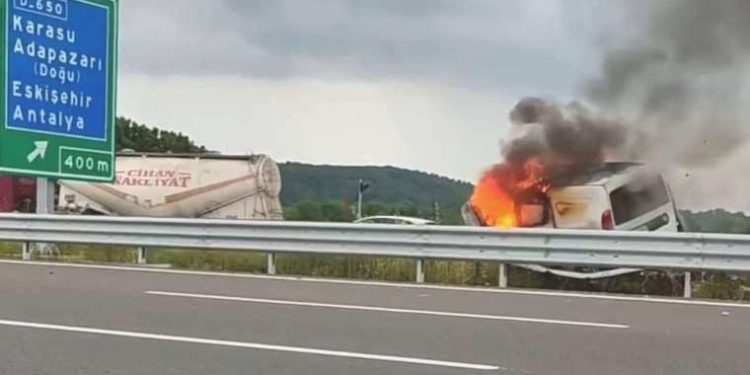 KMO’da korkutan kaza: Araç bariyerlere çarparak alev aldı