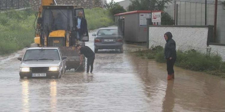 Konya’da şiddetli sağanak tesirli oldu: Mesken, işyeri ve tarım alanlarını su bastı