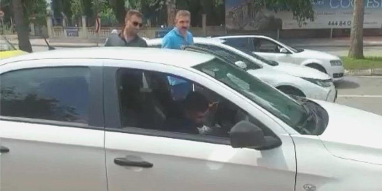 Korsan taksiciye ‘Kardeşim biz polisiz’ şoku