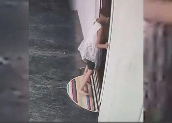 Küçük kızın konutunun kapısındaki yılandan son anda kurtulduğu anlar…