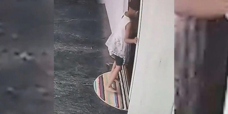 Küçük kızın konutunun kapısındaki yılandan son anda kurtulduğu anlar…