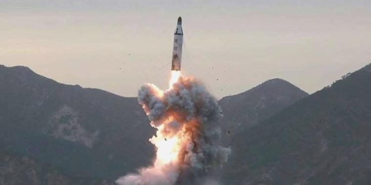 Kuzey Kore, Japon Denizi’ne balistik füze fırlattı