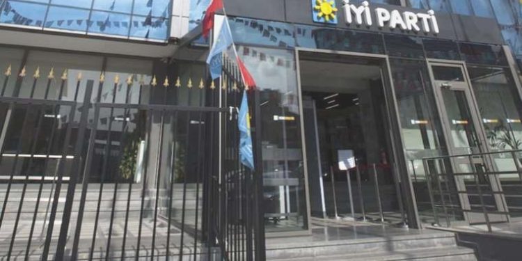 ÂLÂ Parti’de istifa depremi! Ahat Andican’ın akabinde Emine Küçükali…