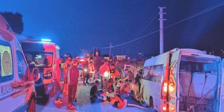 Lastiği patlayan personel servisi şarampole devrildi: 14 yaralı