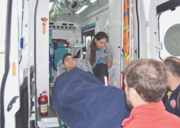 Lise öğrencisi, okul önünde tartıştığı kişi tarafından bacağından bıçaklandı