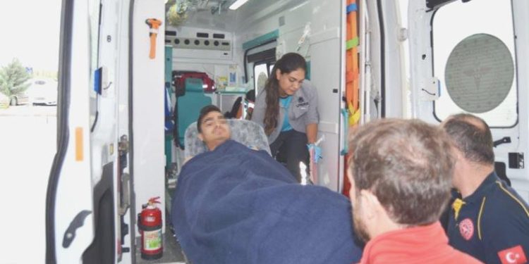 Lise öğrencisi, okul önünde tartıştığı kişi tarafından bacağından bıçaklandı