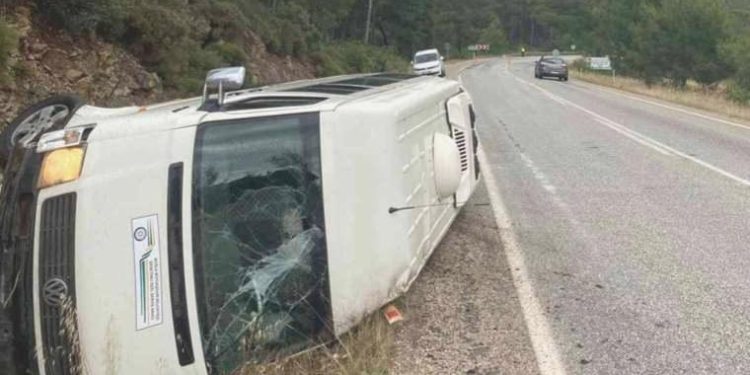 Marmaris’te işçi taşıyan minibüs kaza yaptı: 8 yaralı