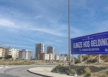 Mersin’in Tarsus ilçesinde ‘İlimize beğenilen geldiniz’ tabelaları asıldı